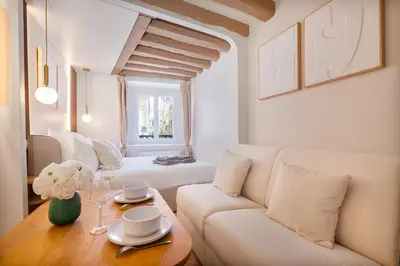 Coin salon dans l'établissement Louvre - Rivoli - Designer Studio - Sleeps 3P