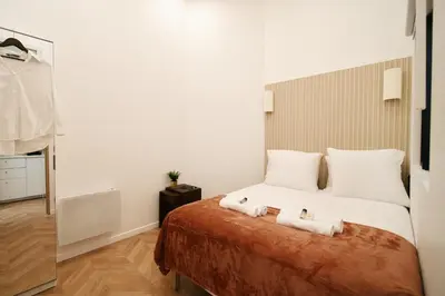 Un ou plusieurs lits dans un hébergement de l'établissement Lavie Maison Glass Roof Flat- AC Hot Tub