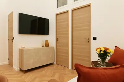 Télévision ou salle de divertissement dans l'établissement Lavie Maison Glass Roof Flat- AC Hot Tub