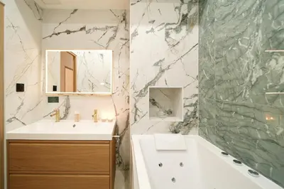 Salle de bains dans l'établissement Lavie Maison Central AC Hot Tub