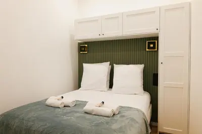 Un ou plusieurs lits dans un hébergement de l'établissement Lavie Maison Central AC Hot Tub