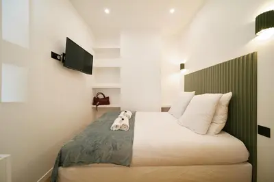 Un ou plusieurs lits dans un hébergement de l'établissement Lavie Maison Central AC Hot Tub