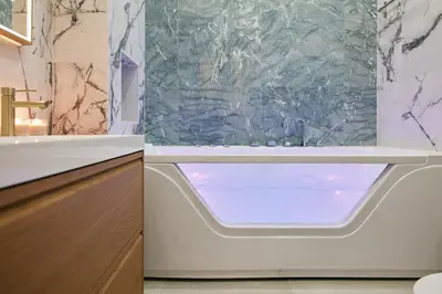Salle de bains dans l'établissement Lavie Maison Central AC Hot Tub