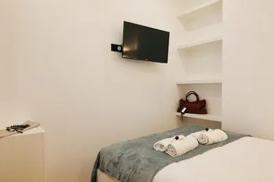 Télévision ou salle de divertissement dans l'établissement Lavie Maison Central AC Hot Tub
