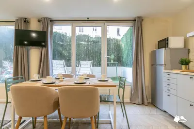 Cuisine ou kitchenette dans l'établissement MBA - Splendide Appartement Proche Bercy 4