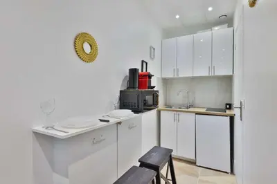 Cuisine ou kitchenette dans l'établissement Close to Marais l 20min from Louvre by transport