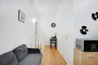 Télévision ou salle de divertissement dans l'établissement Souplex l 20 minutes by metro from Opéra Garnier