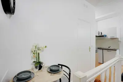 Cuisine ou kitchenette dans l'établissement Souplex l 20 minutes by metro from Opéra Garnier