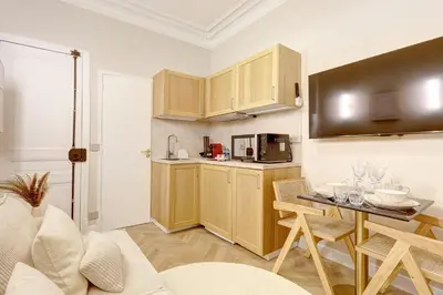 Cuisine ou kitchenette dans l'établissement Studio luxueux a Paris with AC a proximite du Marais