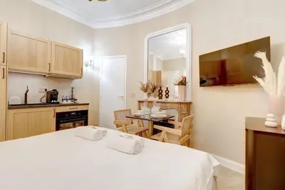 Cuisine ou kitchenette dans l'établissement Appartment haut de gamme en plein coeur de Paris