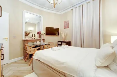 Télévision ou salle de divertissement dans l'établissement Appartment haut de gamme en plein coeur de Paris