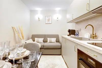 Cuisine ou kitchenette dans l'établissement Charming studio with A-C