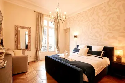 Un ou plusieurs lits dans un hébergement de l'établissement Spacious flat - Champs Elysées