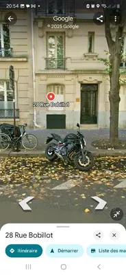 Vélo sur le terrain de l'établissement Bobillot ou dans les environs