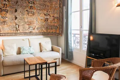 Télévision ou salle de divertissement dans l'établissement Duplex cosy au cœur du Marais Paris 3ᵉ