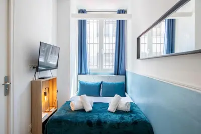 Télévision ou salle de divertissement dans l'établissement Parisian Getaway for two in iconic Montmartre neighborhood