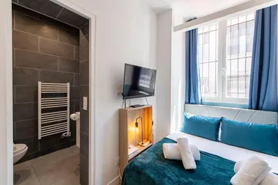 Télévision ou salle de divertissement dans l'établissement Parisian Getaway for two in iconic Montmartre neighborhood