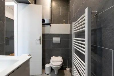 Salle de bains dans l'établissement Parisian Getaway for two in iconic Montmartre neighborhood