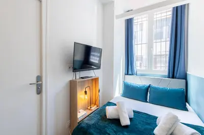 Télévision ou salle de divertissement dans l'établissement Parisian Getaway for two in iconic Montmartre neighborhood