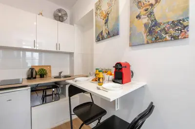 Cuisine ou kitchenette dans l'établissement Parisian Getaway for two in iconic Montmartre neighborhood