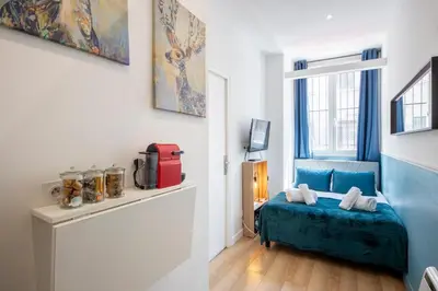 Un ou plusieurs lits dans un hébergement de l'établissement Parisian Getaway for two in iconic Montmartre neighborhood