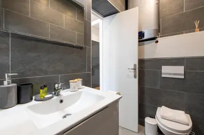 Salle de bains dans l'établissement Parisian Getaway for two in iconic Montmartre neighborhood