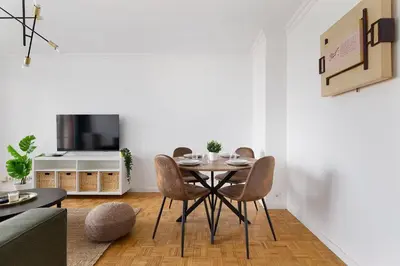 Télévision ou salle de divertissement dans l'établissement Lovely Appartement-2rooms-6p sunshine-quiet-subway