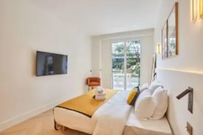 Télévision ou salle de divertissement dans l'établissement Sumptuous apartment with garden Arc de Triomphe