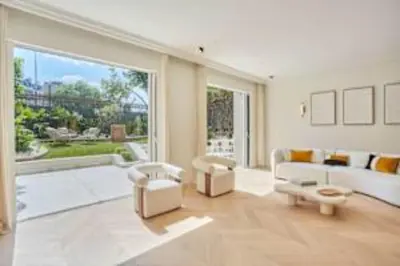 Coin salon dans l'établissement Sumptuous apartment with garden Arc de Triomphe