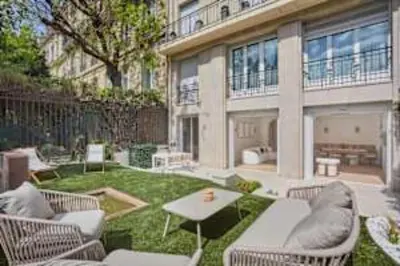 Jardin de l'établissement Sumptuous apartment with garden Arc de Triomphe