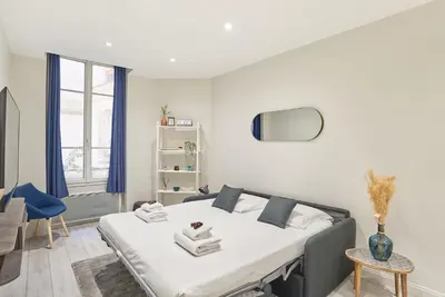 Un ou plusieurs lits dans un hébergement de l'établissement Spacious Studio Sacré Coeur Montmartre