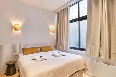Un ou plusieurs lits dans un hébergement de l'établissement Superb AC Apartment Center of Paris