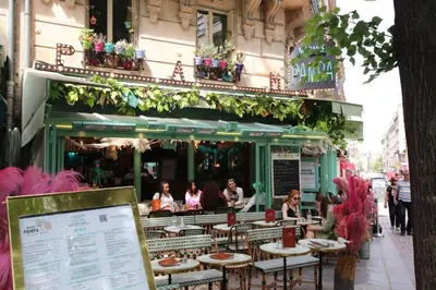 Restaurant ou autre lieu de restauration dans l'établissement Gaité - Comfort & Convenience Montparnasse 1bdr by B'Your Home