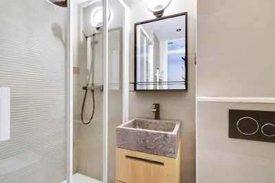 Plan de l'établissement Renovated Studio with Terrace, Rue de la Pompe 16e - Mobility Lease