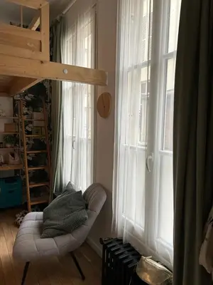 Coin salon dans l'établissement Studio à 2 pas du Moulin Rouge