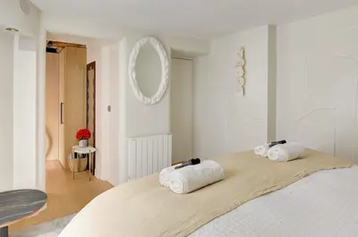 Un ou plusieurs lits dans un hébergement de l'établissement Ultra luxe et Confort au Coeur des champs-Elysees