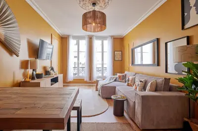Télévision ou salle de divertissement dans l'établissement Lovely flat Marais - Orange