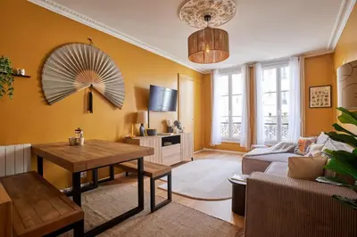 Télévision ou salle de divertissement dans l'établissement Lovely flat Marais - Orange
