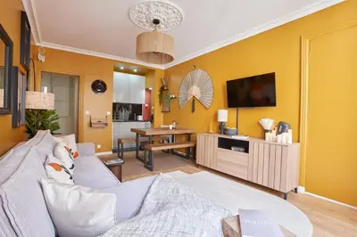 Télévision ou salle de divertissement dans l'établissement Lovely flat Marais - Orange