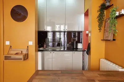 Cuisine ou kitchenette dans l'établissement Lovely flat Marais - Orange