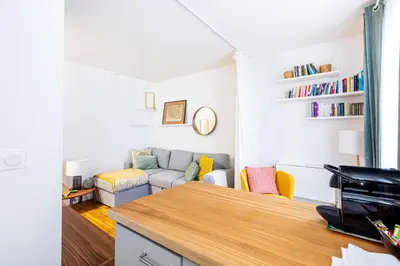 Bibliothèque dans l'appartement