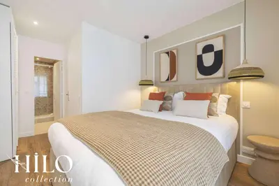 Un ou plusieurs lits dans un hébergement de l'établissement Suite Paris Balzac by HILO Collection - 6 people - 63m2