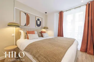 Un ou plusieurs lits dans un hébergement de l'établissement Suite Paris Balzac by HILO Collection - 6 people - 63m2