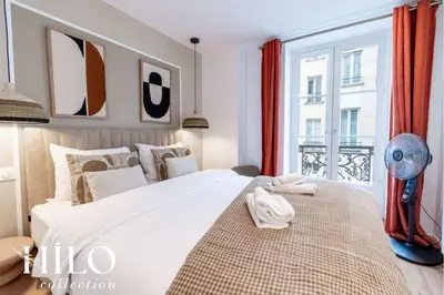 Un ou plusieurs lits dans un hébergement de l'établissement Suite Paris Balzac by HILO Collection - 6 people - 63m2