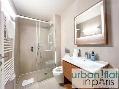 Salle de bains dans l'établissement Urban Flat 133 - Ponceau 4 Bedroom Apartment