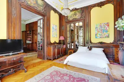 Télévision ou salle de divertissement dans l'établissement Écrin Privé au Parc Monceau