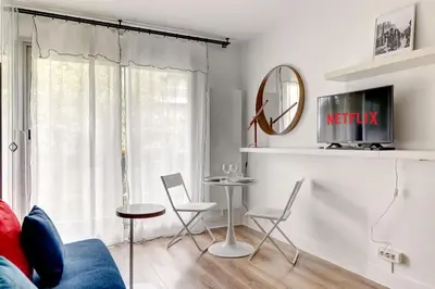 Télévision ou salle de divertissement dans l'établissement BM-2Person cosy avec terrasse