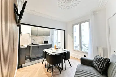 Cuisine ou kitchenette dans l'établissement Modern Paris Moulin Rouge Apartment