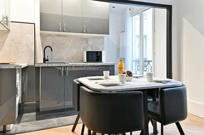 Cuisine ou kitchenette dans l'établissement Modern Paris Moulin Rouge Apartment