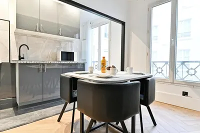 Cuisine ou kitchenette dans l'établissement Modern Paris Moulin Rouge Apartment
